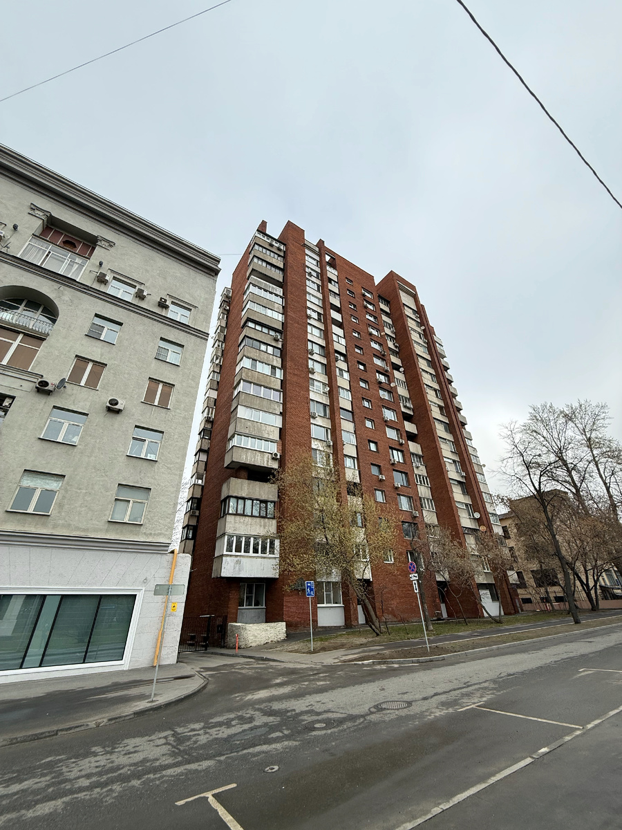 Дом с другого ракурса. Слева видно часть здания №44 по Ленинградскому проспекту, 2026. Фото моё.