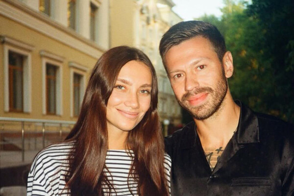 Федор Смолов с женой, диджеем и моделью Кариной Истоминой / smolovfedor_10/Instagram   📷