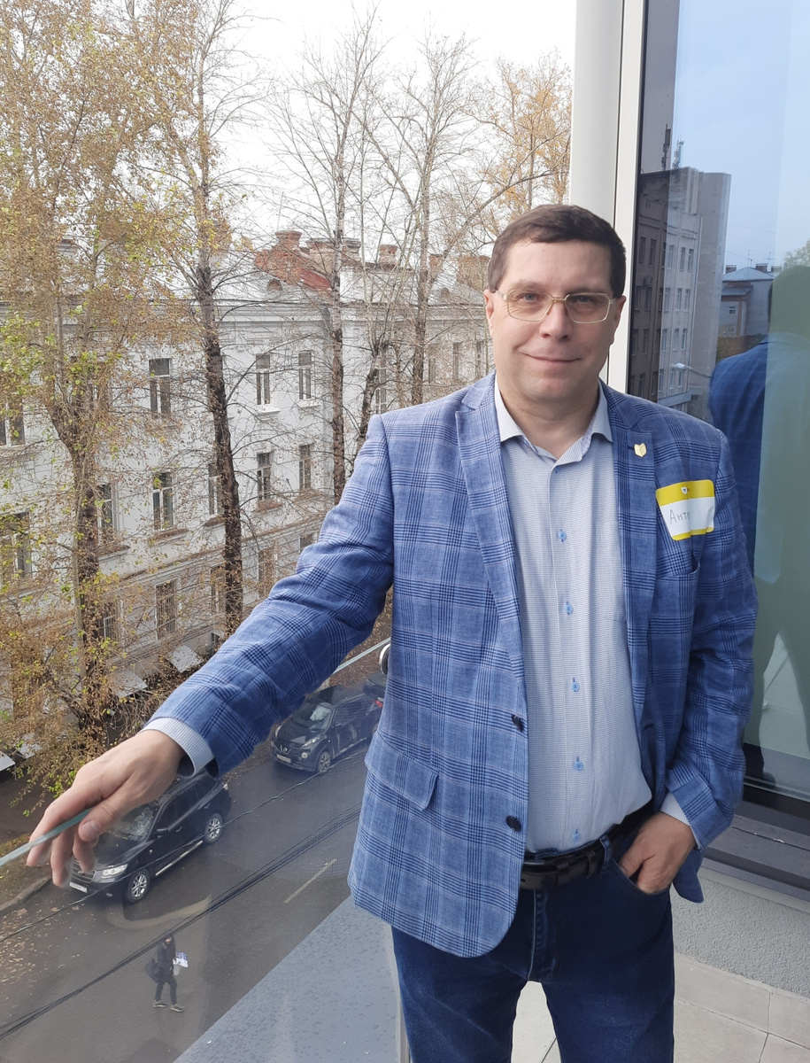 Новый формат обучения — «лаборатория как продукт» — предложил доцент кафедры теоретических основ информатики Института прикладной математики и компьютерных наук Антон Дёмин. Его проект поможет в модернизации курса «Основы разработки виртуальной реальности» для студентов ИТ‑ и инженерных направлений ТГУ, реализуемый совместно с индустриальным партнером — компанией «Рубиус» (Rubius).