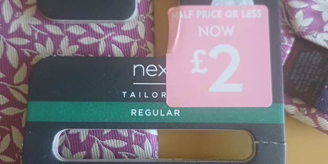 Купила абсолютно новый галстук в стоковом магазине