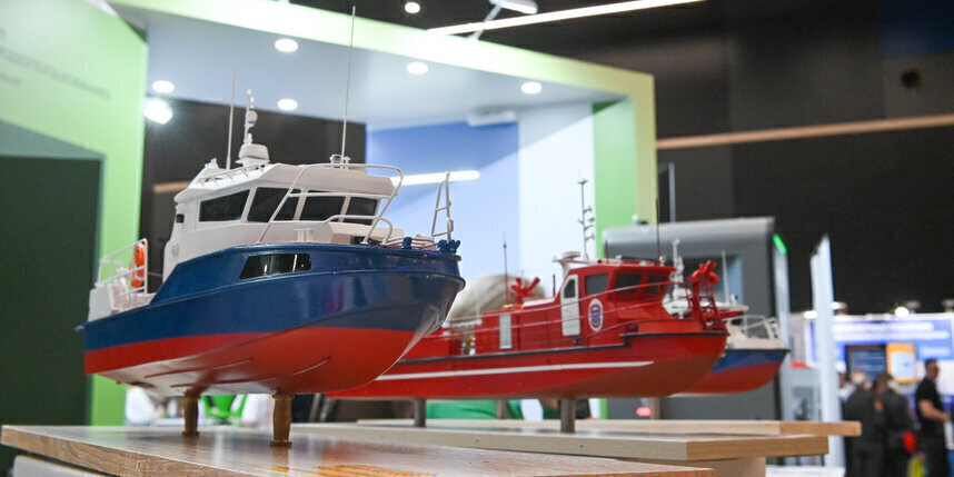    Мини-модели катеров, которые есть в составе природоохранного флота Петербурга.Игорь Акимов