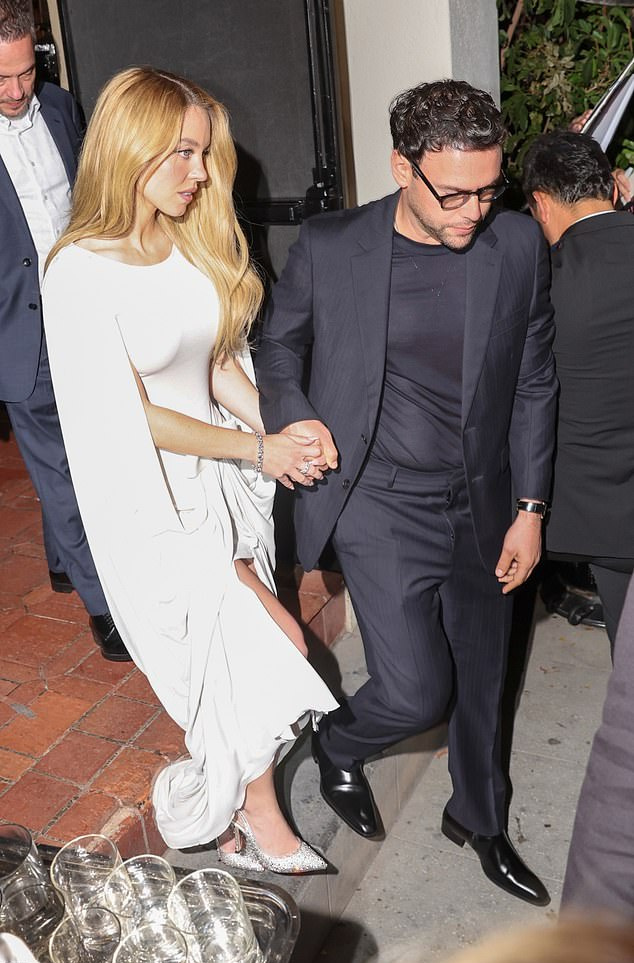    Источник: Backgrid | Во вторник вечером после премьеры сериала «Эйфория» в Лос-Анджелесе Сидни Суини крепко держалась за своего бойфренда Скутера Брауна