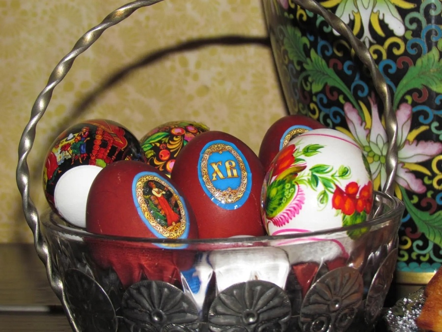     Красное, синее, с наклейками: какое яйцо самое "правильное" на Пасху