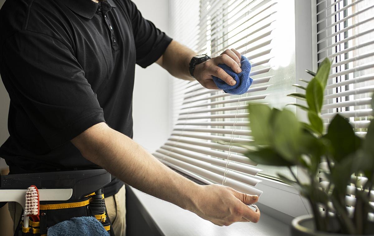 Freepik.com📷После моющего средства насухо протрите жалюзи салфеткой из микрофибры без ворса