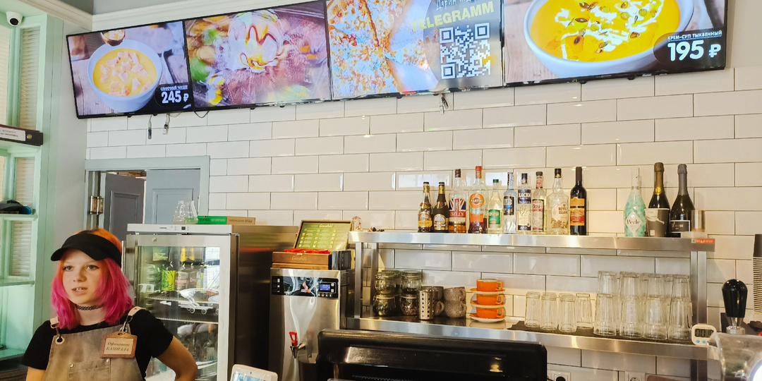 Пирующий на халяву вечный студент в пиццерии "Пан Пицца"