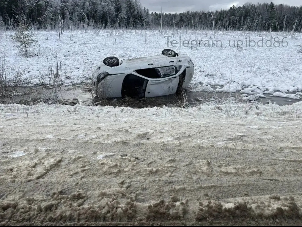    На федеральной автодороге в Югре перевернулся легковой автомобиль