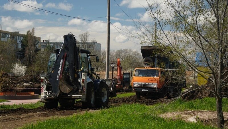    Техника работает на втором этапе строительства сквера Фото: ИА «Победа26»