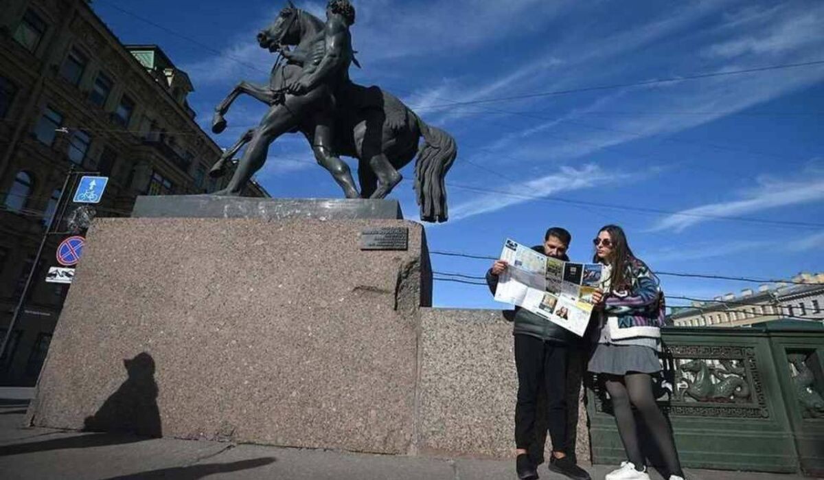     Люди в Питере. Источник: spb.kp.ru Автор фото: Алексей Булатов