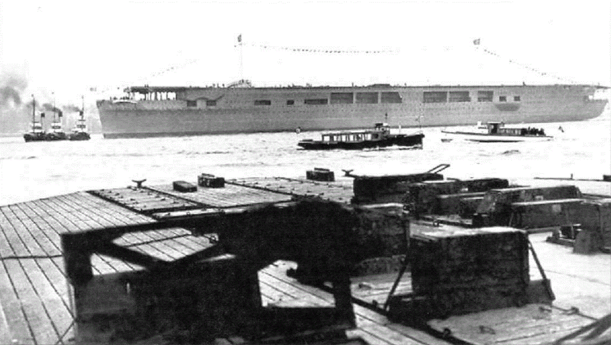 Немецкий авианосец «Граф Цеппелин» после спуска на воду, 9 декабря 1938 года.