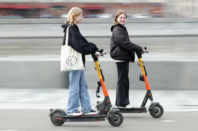    Подростки уже оседлали электроконей. Фото: www.globallookpress.com/ Petrov Sergey