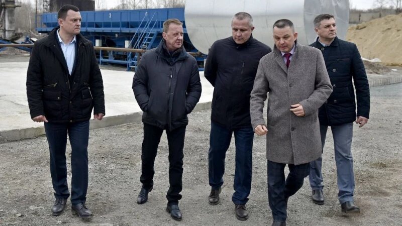     Глава Барнаула оценил готовность асфальтобетонного завода к началу ремонтного сезона. Фото предоставлено пресс-службой Администрации Барнаула.