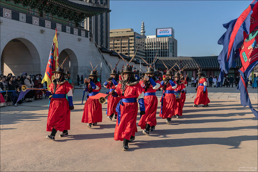 Смена караула во дворце Gyeongbokgung © Катерина Андреева