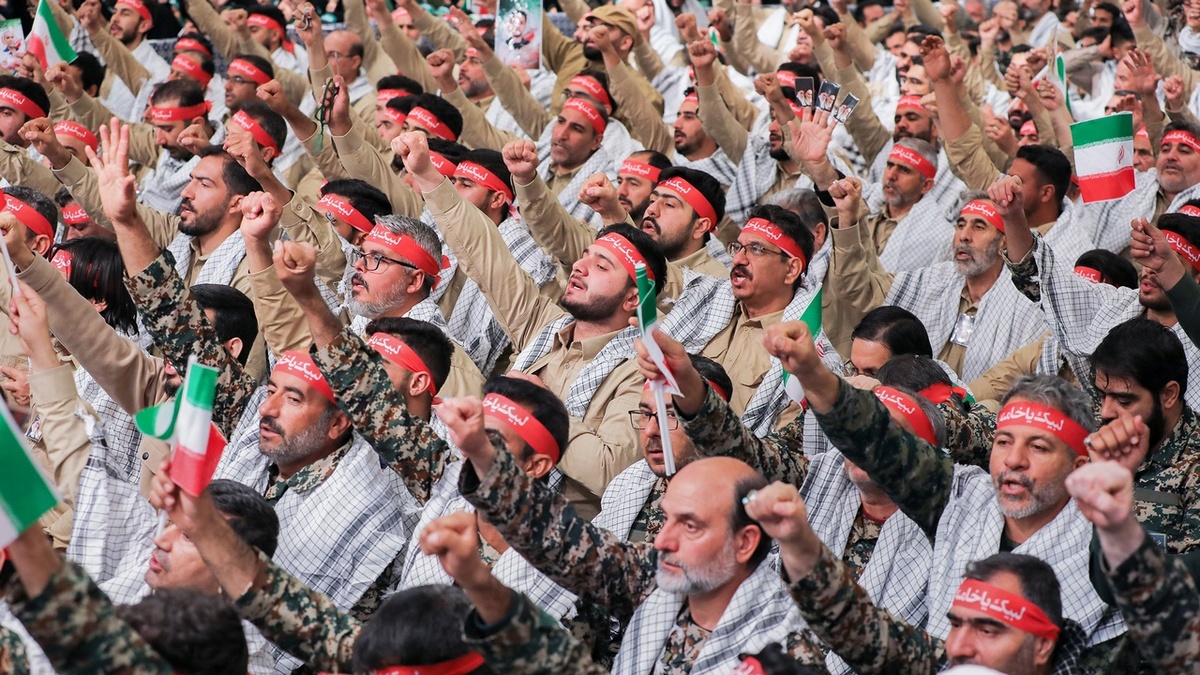    Бойцы иранского народного ополчения «Басидж» готовы к войне с любым противником.