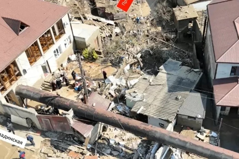    Аварийные дома соединяла громадная канализационная труба. Фото: пресс-служба главы РД