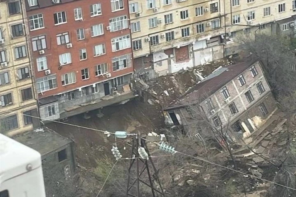    Здания признали опасными после обрушения трехэтажной пристройки во время наводнения. Фото: соцсети