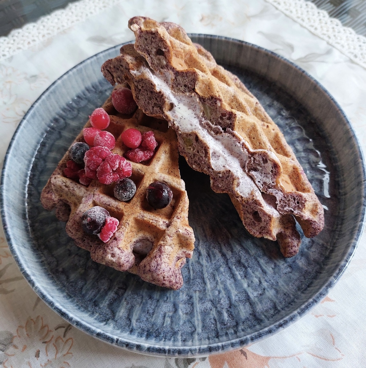 Вафли тоже могут давать много белка. Завтрак с сушеной рябиной от Ани Прокофьевой. 