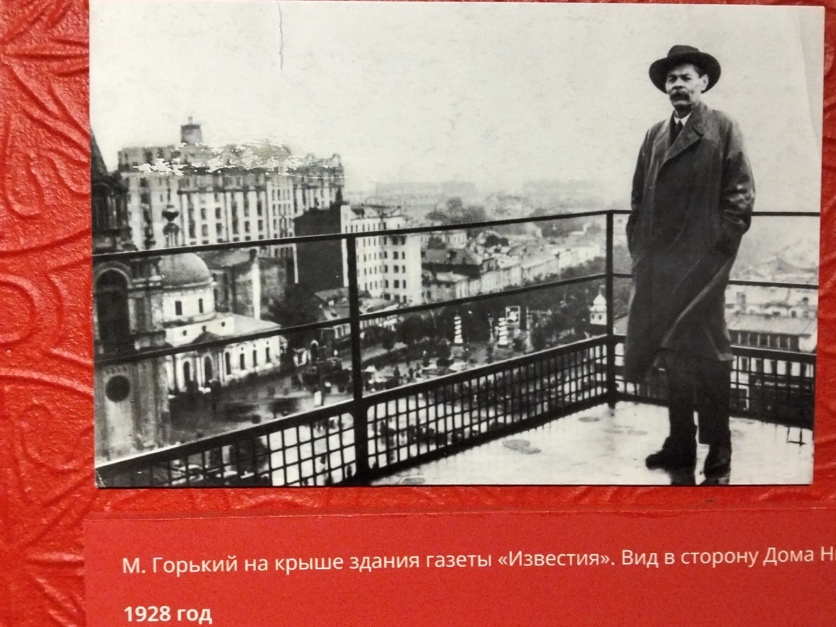 На этом фото слева - колокольня Страстного монастыря, прямо за ней - Дом Нирнзее, а перед ним - церковь Дмитрия Солунского, разрушенная в 1933 году