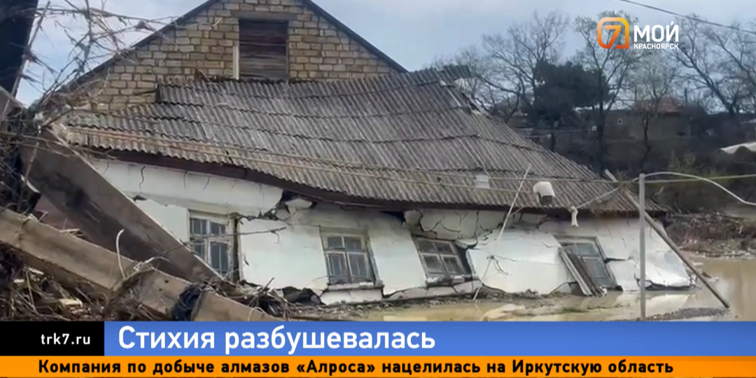 В Дагестане собаки выбивают окна, спасаясь от воды после прорыва дамбы