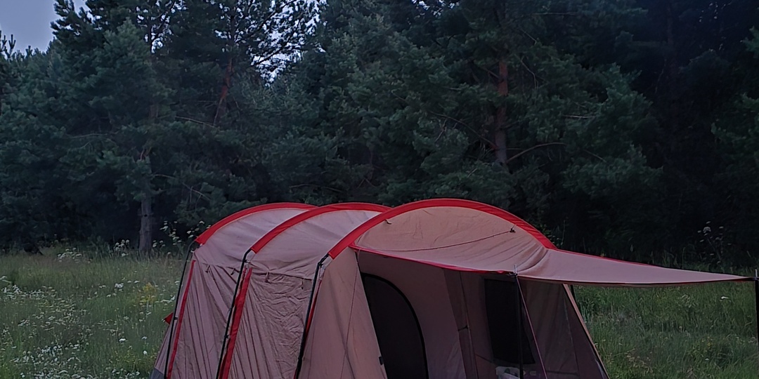 Летний отдых на берегу прекрасной реки