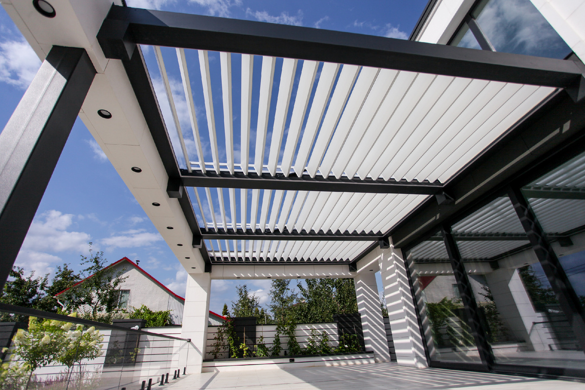 Пергола с поворотными ламелями