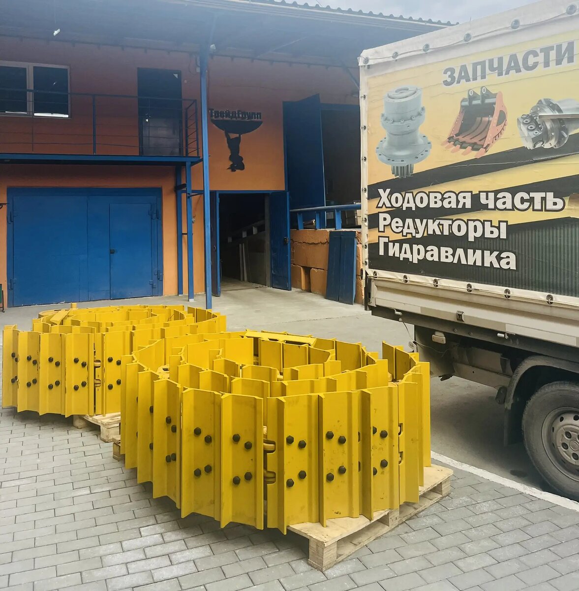 на фото представлена 10292104 Гусеница в сборе 44 звена на бульдозер Liebherr PR-754