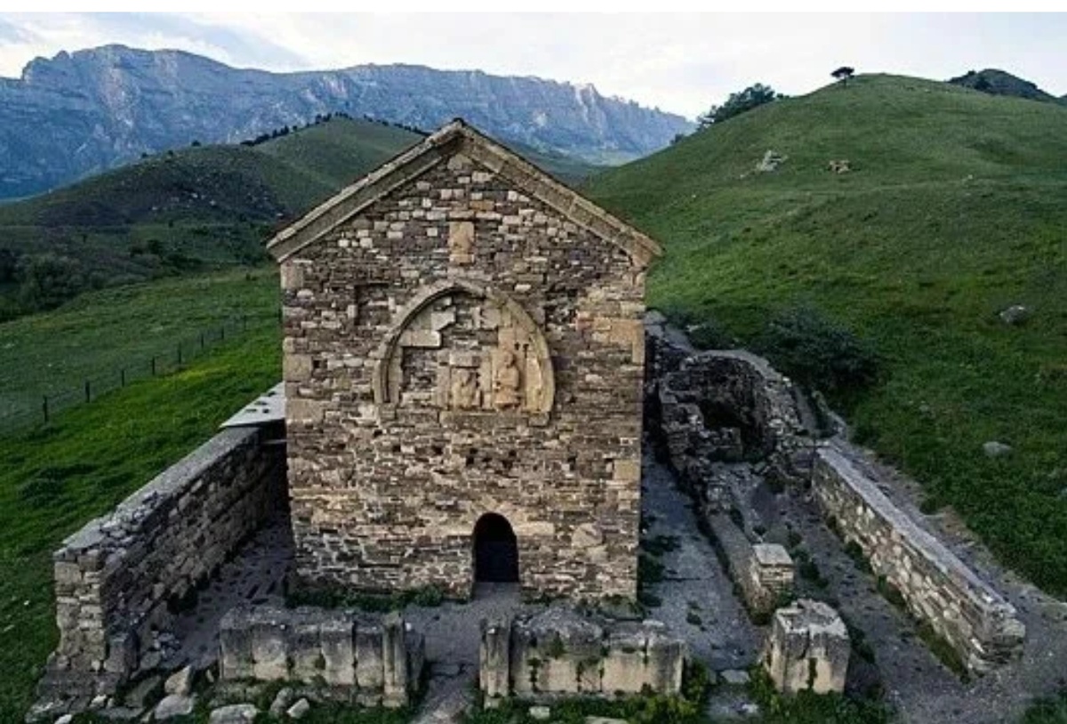 Тхаба-Ерды (ингуш. Тхьаба-Ерда, ТкъобӀаь-Ерда) — древний христианский храм в Ингушетии. Эти стены видели и алан, и воинов Тамерлана. Удивительное чувство — прикасаться к истории, которой больше 10 веков.