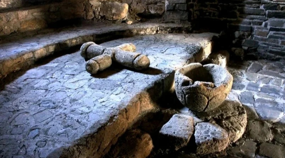 Тхаба-Ерды (ингуш. Тхьаба-Ерда, ТкъобӀаь-Ерда) — древний христианский храм в Ингушетии. Эти стены видели и алан, и воинов Тамерлана. Удивительное чувство — прикасаться к истории, которой больше 10 веков.