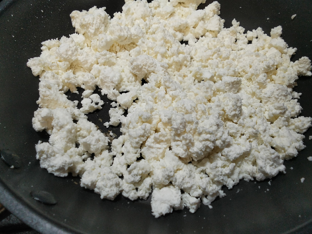 творог на разогретой сковородке