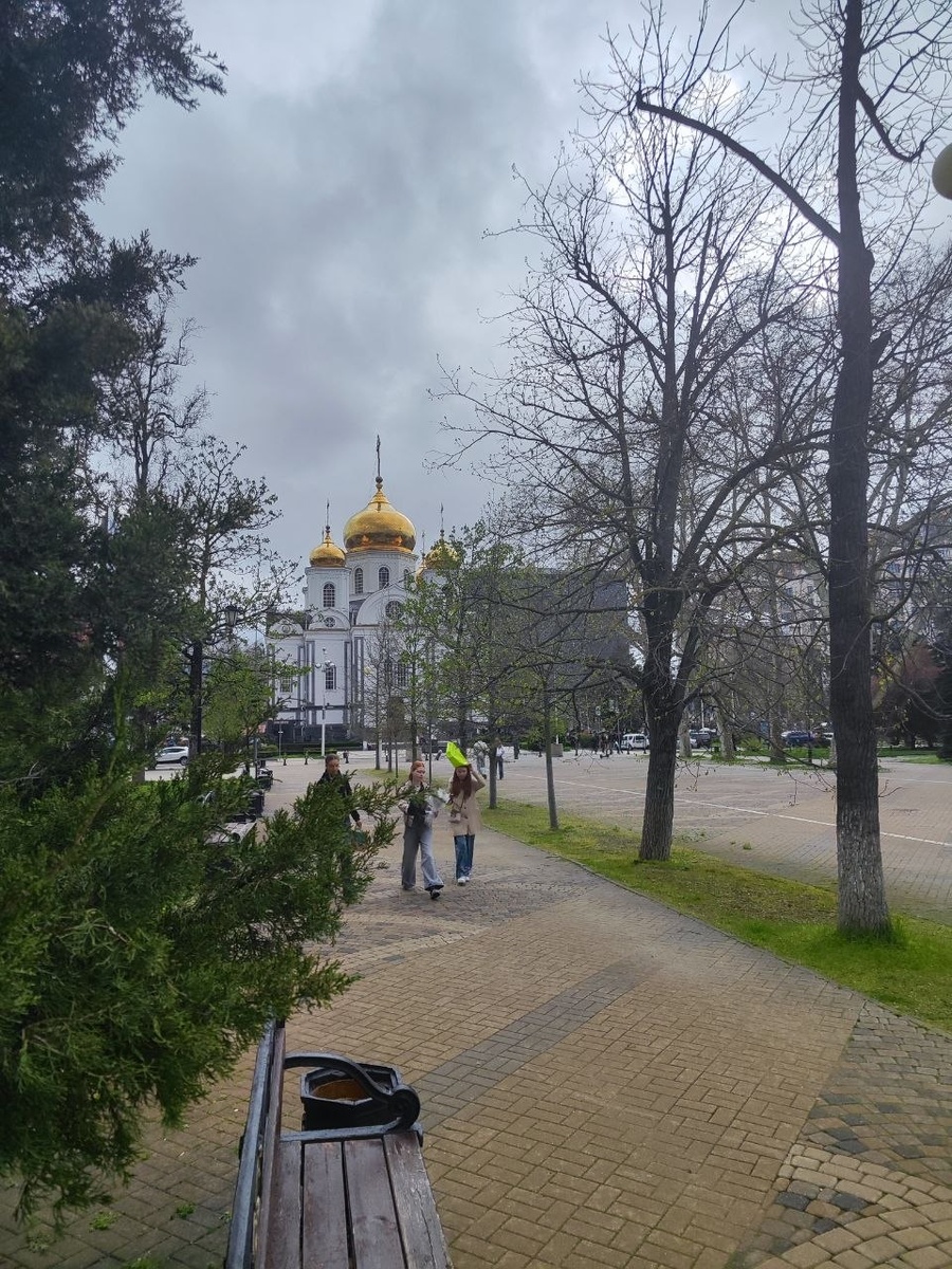 Когда девочка увидела, что я фоткаю, то одела на голову пакет