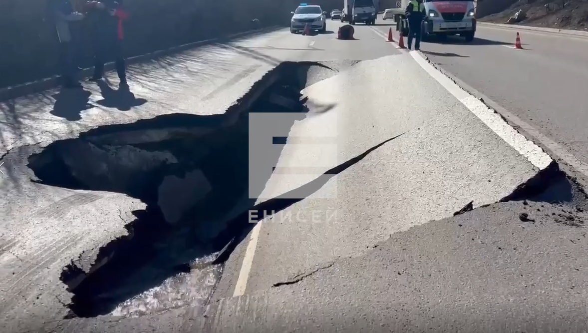    На Семафорной в Красноярске провалился асфальт