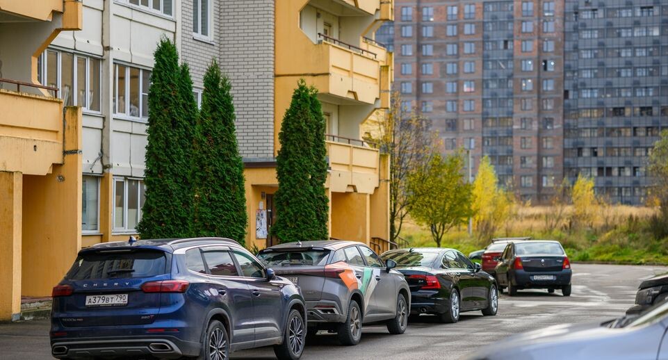    Парковка во дворе многоквартирного дома в микрорайоне Авиационный Домодедово осенью / Медиасток.рф