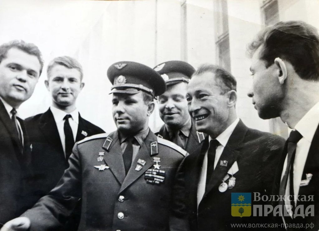 Юрий Гагарин с комсомольцами из Волжского. Май 1966 года.📷    Космонавты и Волжский: Терешкова стала перемотчицей, Леонов подружился с художниками
