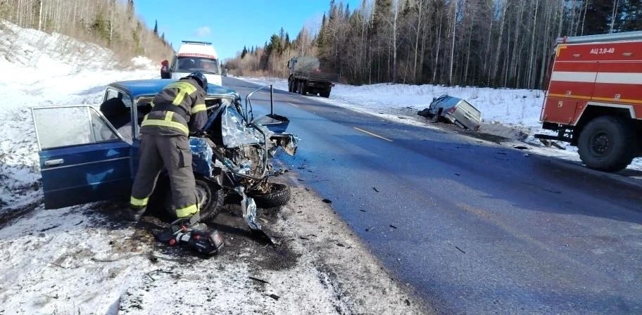     Один человек погиб и еще один пострадал в лобовой аварии в Красноярском крае