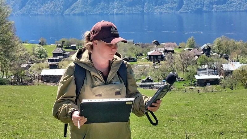     Прослушивание птичьего пения на Яйлинской террасе. Алтайский биосферный заповедник