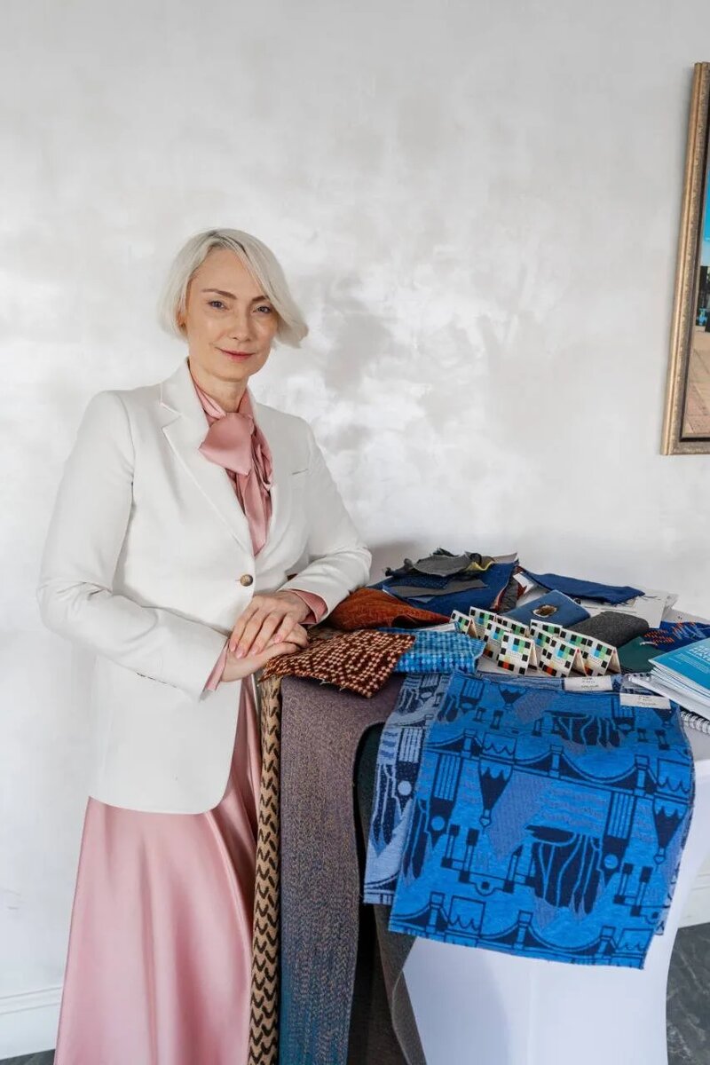 Елена Гильманова с образцами наших возможностей производства