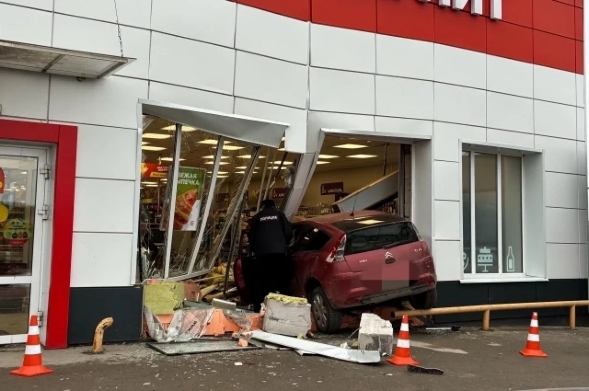    В ГАИ рассказали подробности ДТП в Прикамье с машиной, въехавшей в магазин