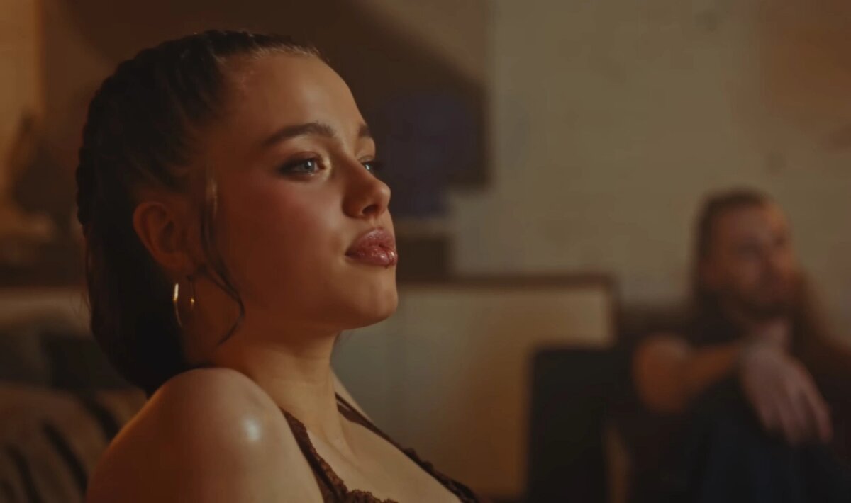 Шайло Джоли. Скриншот тизера клипа Даен What's a girl to do📷
