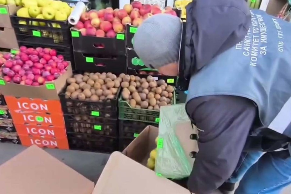    Инспекторы изъяли ананасы, картофель и другую продукцию. Фото: ККИ