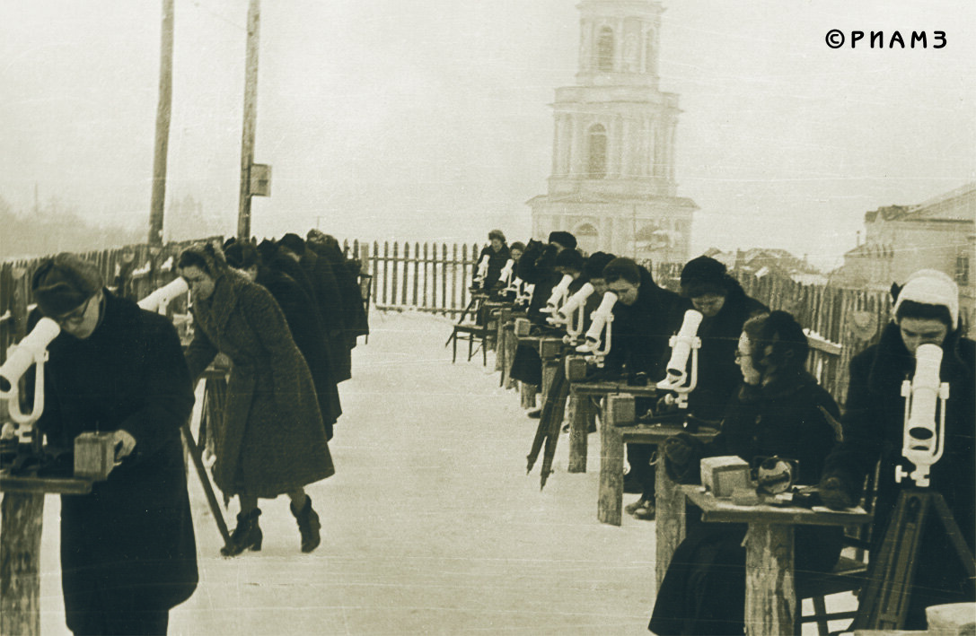 Наблюдение за солнечным затмением на валу Рязанского кремля. 1958 год. Фото из коллекции РИАМЗ