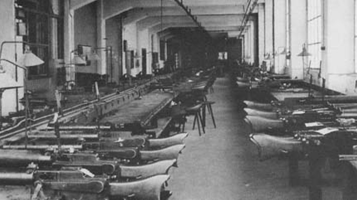 Производство пулемётов MG 08/15 на фабрике «Рейнметалл» в Зёммерда в годы Первой мировой войны.