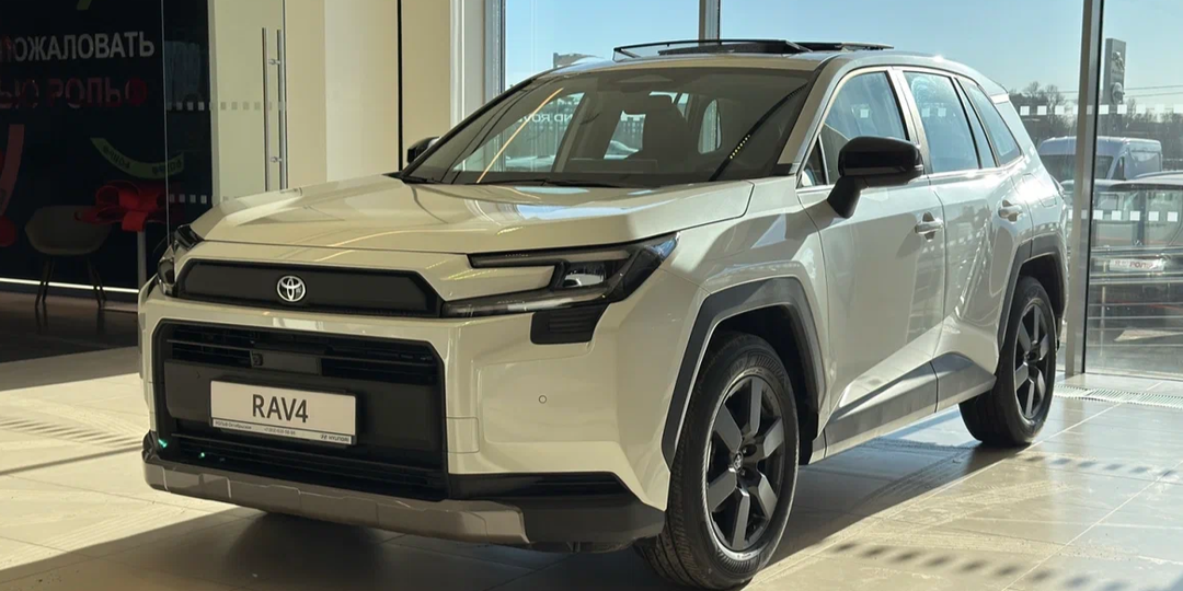 Заехал в автосалон Toyota. За сколько продают RAV4 в новом кузове? Сколько гарантия?