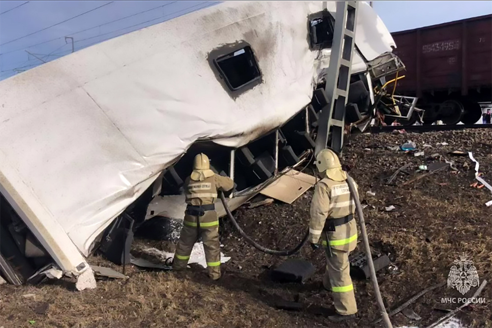    ДТП автобуса с поездом Ярославская область Фото: Telegram-канал МЧС России/ Автобус снесло поездом за секунду.