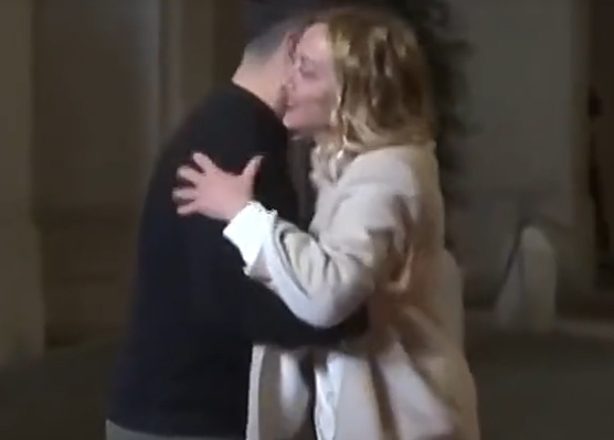 Он всего лишь хочет денег, а вы про встречу с Путиным