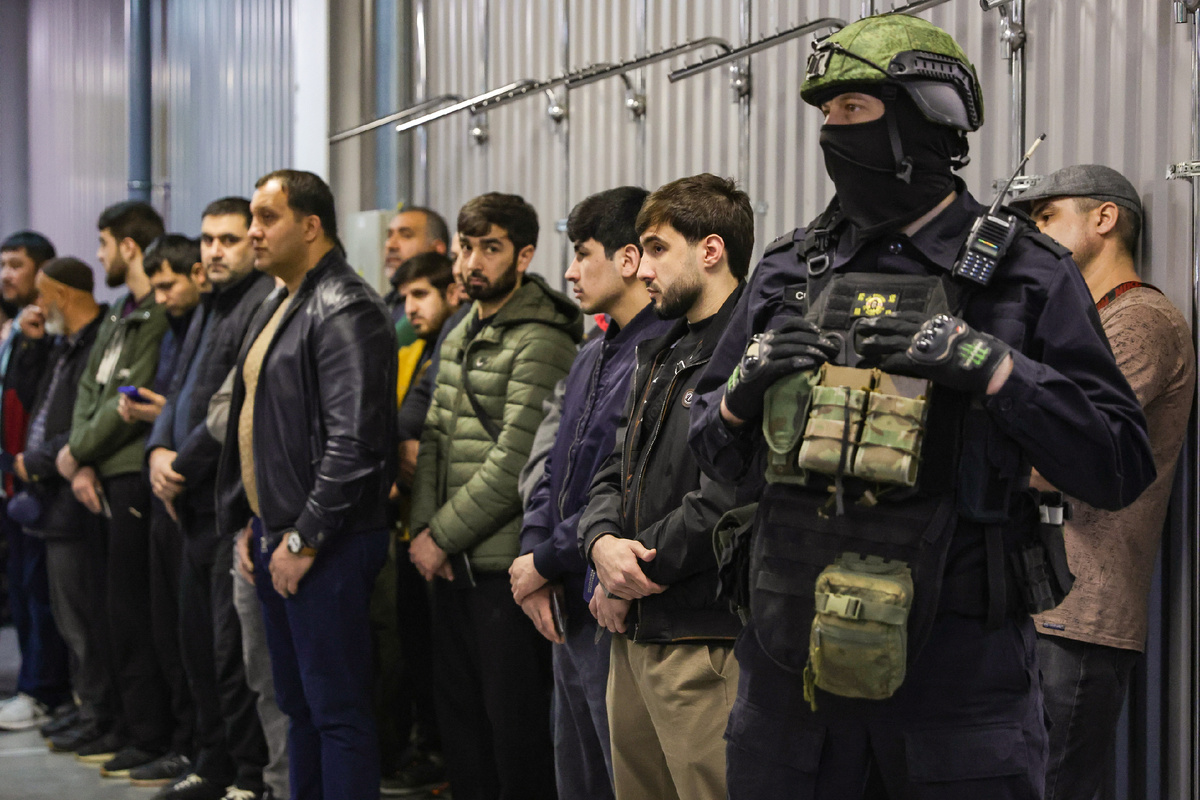 Автор фото:  Кирилл Кухмарь / ТАСС. Рейд по проверке документов у мигрантов.