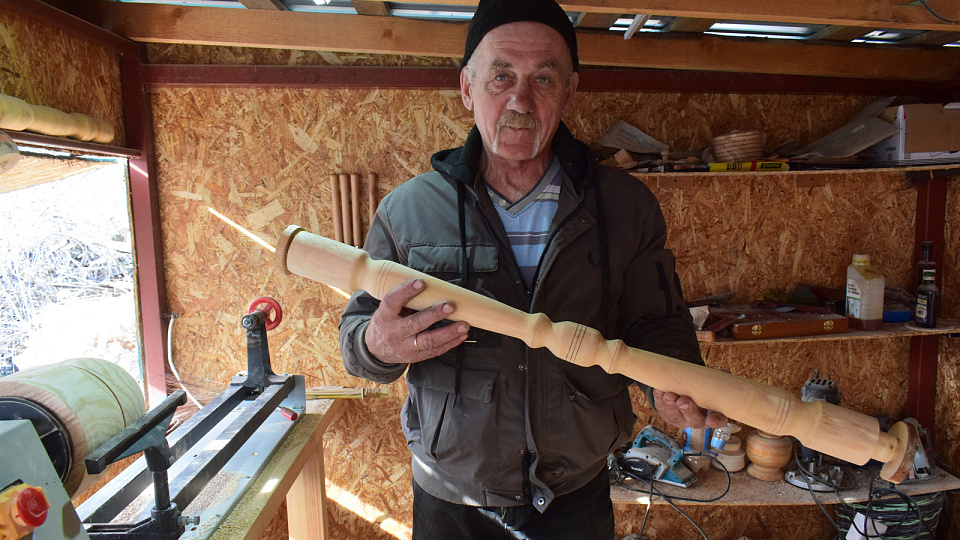 На радость всем плетёт и вяжет