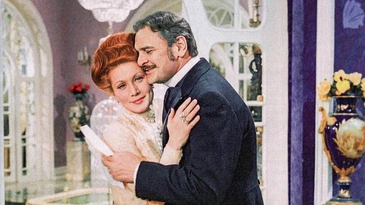    Кадр из фильма «Идеальный муж»: леди Гертруда (Анна Твеленева) и ее супруг сэр Роберт Чилтерн (Юрий Яковлев) / Фото: Киностудия «Мосфильм»