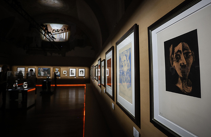    Фото картин Пикассо с выставки «Чествование Пикассо» (архив).IGOR PETYX/EPA/TASS