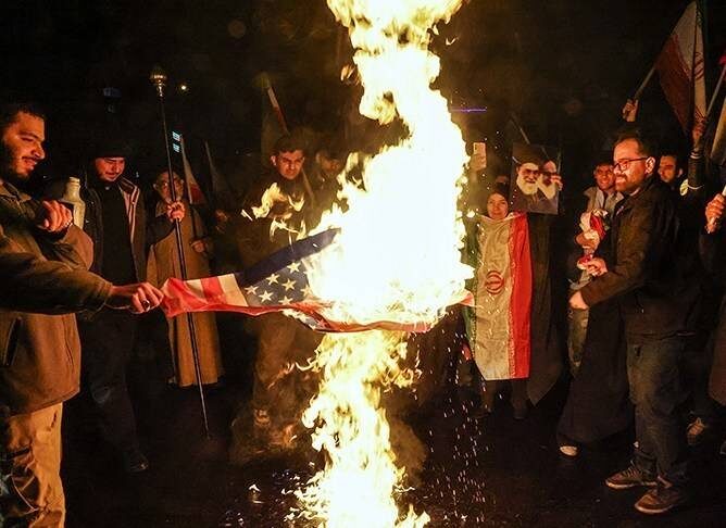     В Иране демонстранты сжигают флаг США в ходе празднования избрания нового лидера   
(сс) Tasnim News Agency