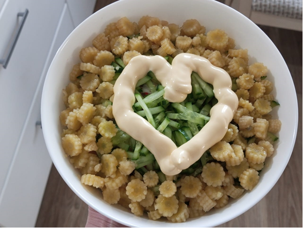 Очень вкусный салат из крабовых палочек и молодой консервированной кукурузы в початках.