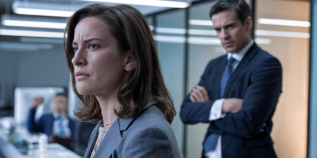 Мы работаем в одной компании, и муж попросил начальника не повышать меня, потому что я и так мало внимания уделяю семье